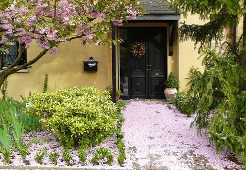 La puerta de entrada a tu casa es mucho más que una simple entrada. Según el Feng Shui, por dicho portal también entran la abundancia y los problemas, así que hay que cuidarla. | Foto: Befunky