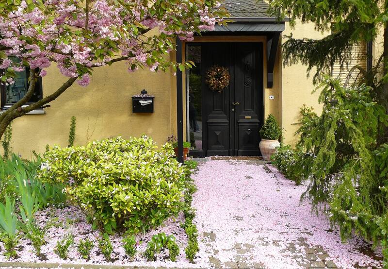 La puerta de entrada a tu casa es mucho más que una simple entrada. Según el Feng Shui, por dicho portal también entran la abundancia y los problemas, así que hay que cuidarla. | Foto: Befunky