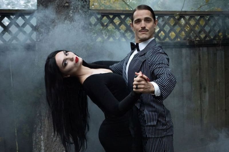 El vestuario de esta pareja icónica es ideal para inspirarse en Halloween. Créditos: Pinterest.