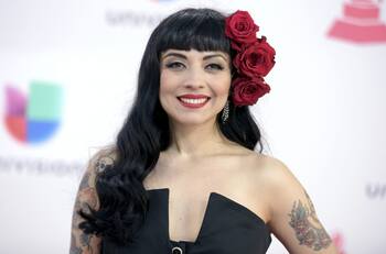 Mon Laferte sacó aplausos tras “perrear” famoso reggaetón: “¿Qué se hace pa’ quitarse una canción?”