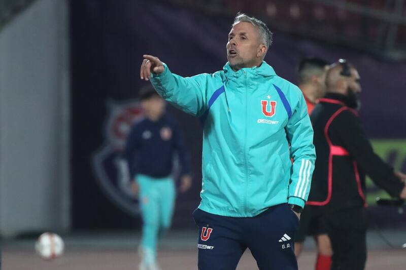 Álvarez golpea la mesa y manda a futbolista de la U a jugar con la Proyección. Foto: ATON.