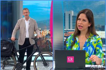 Ministro de Transportes sorprendió a Karina Álvarez en CHV Noticias al llegar a entrevista en vivo en su bicicleta