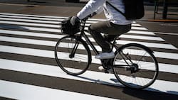 La imprudente práctica que un 52% de los ciclistas chilenos realiza y puede generar graves accidentes