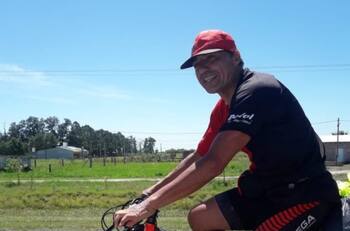 Hincha de Colón se fue en bicicleta a Asunción para ver la final de la Sudamericana