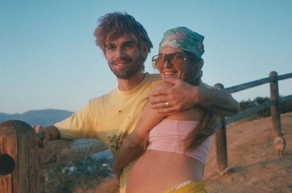 KJ Apa de "Riverdale" se convirtió en padre junto a su pareja Clara Berry