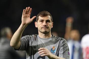 La mejor "atajada" de Iker Casillas: en la calle, ¡y con un perro!