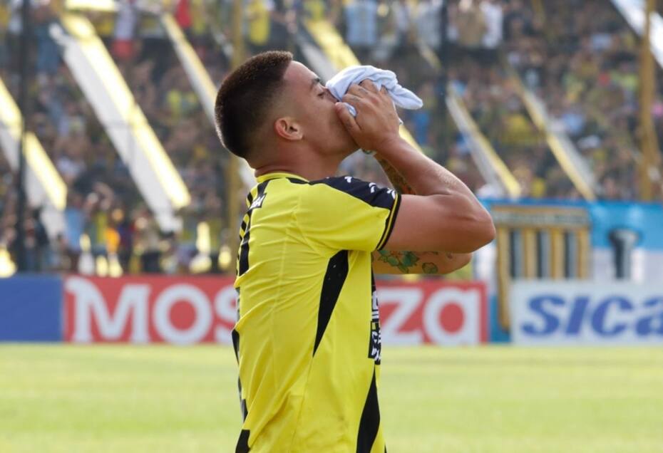 Brian Fernández jugando por Almirante Brown