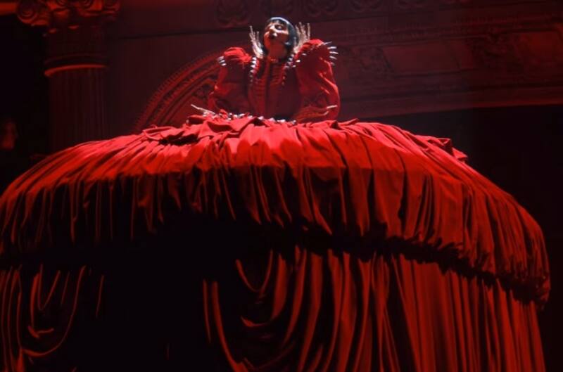 Este fue su comentado look en el tema Abracadabra.