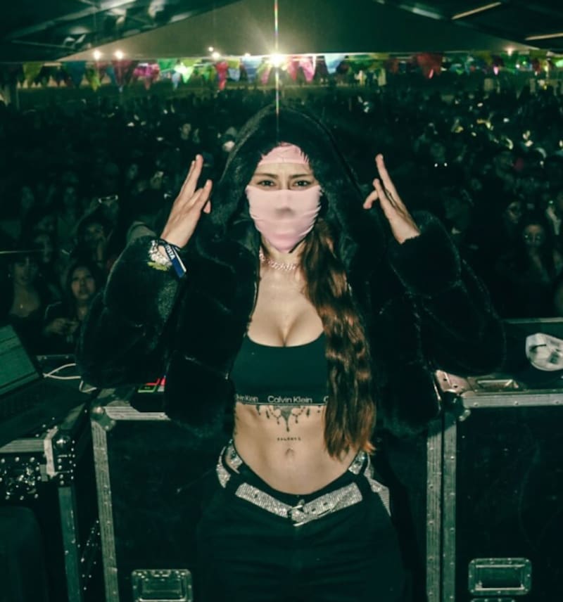 Es una DJ y está involucrada en la infidelidad de Karol Dance.