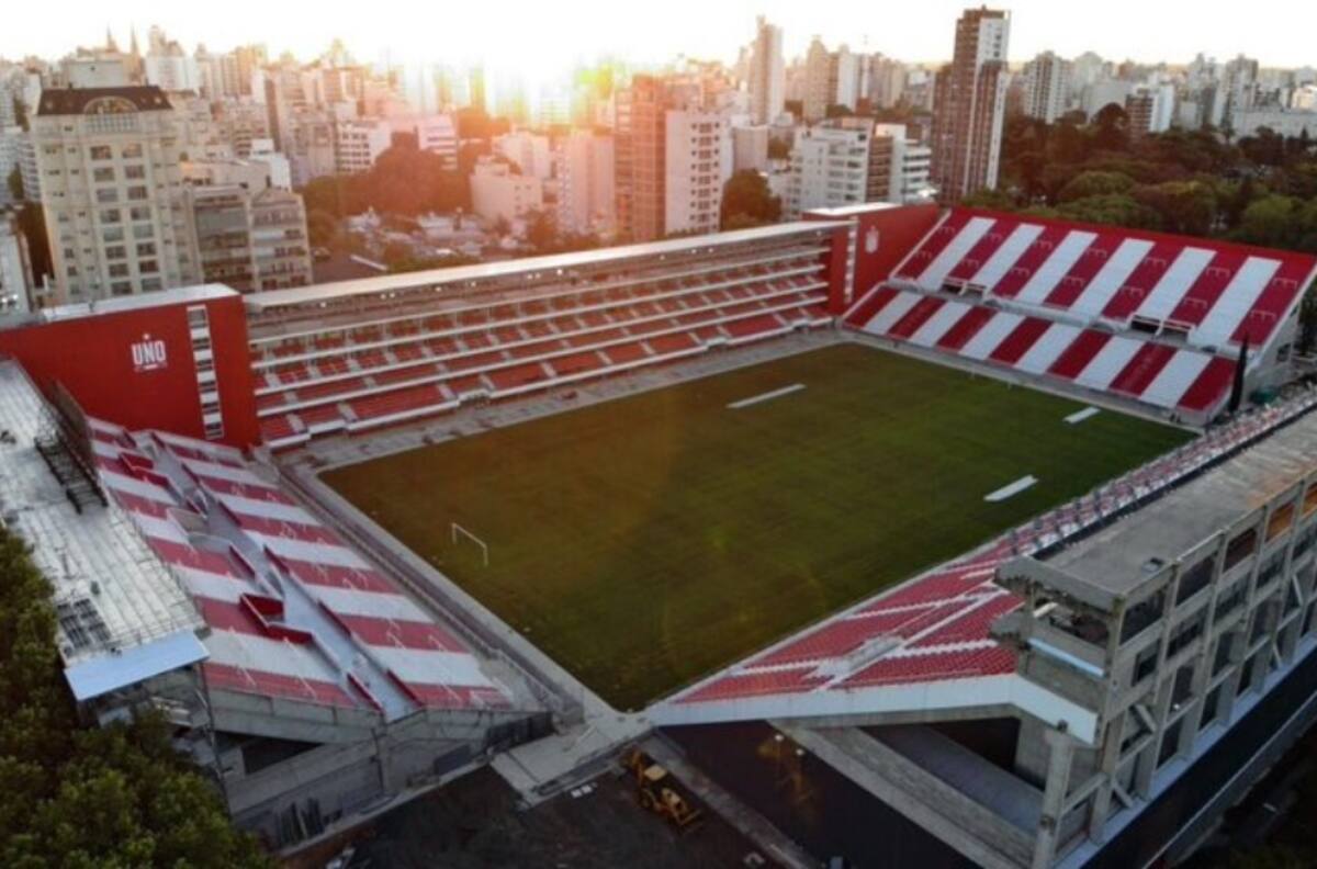 El león de fuego que cuida el nuevo estadio de Estudiantes de La Plata