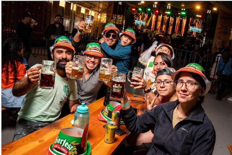 Este es un evento que combina tradición, música en vivo, competencias, gastronomía local y actividades familiares.
Foto: Bierfest Kunstmann 2026.