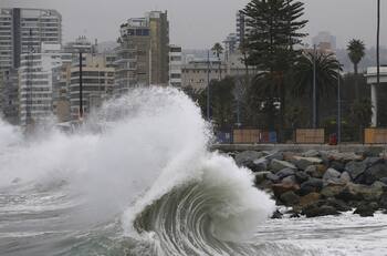 VIDEO | Fuertes vientos y marejadas se registran en Valparaíso por sistema frontal