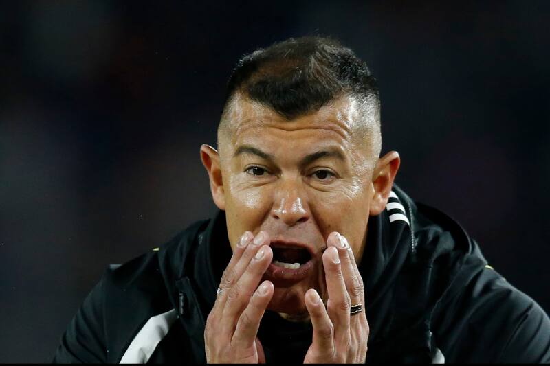 dirigiendo a Colo Colo en el Monumental.