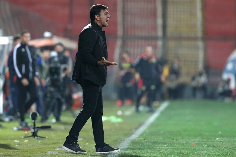 Gustavo Quinteros dando instrucciones en el Unión Española vs. Colo Colo. Foto: Aton.
