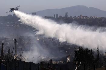 VIDEO | Incendio forestal en Curacaví: Senapred declaró alerta roja