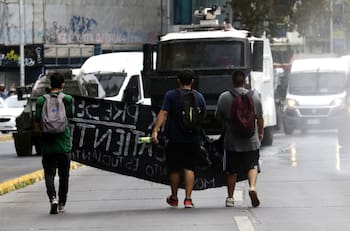 Imágenes del “Mochilazo”: estudiantes secundarios se manifestaron en Santiago este lunes