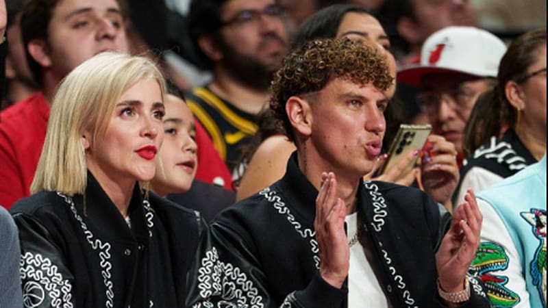 El defensa chileno junto a su actual novia, Cassandra Sánchez.