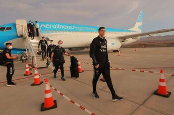 "Vergonzoso": jugadores y prensa argentina acusaron malos tratos en la llegada de su selección al Aeropuerto de Calama