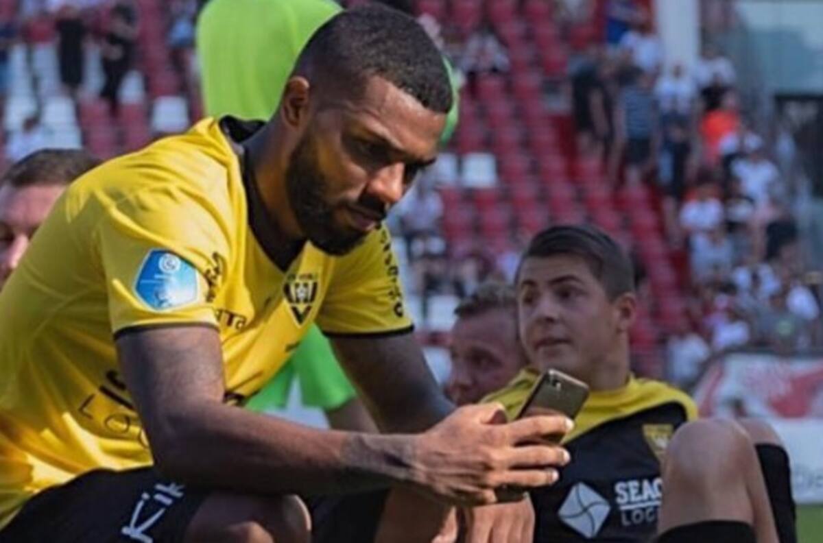Jugó bajo el mando de Jurgen Klopp en el Liverpool y terminó vendiendo pollos fritos en Inglaterra