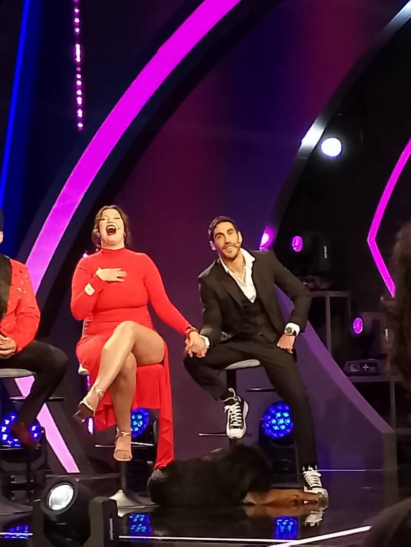 Michelle Carvalho y Pedro Astorga se tomaron de las manos.