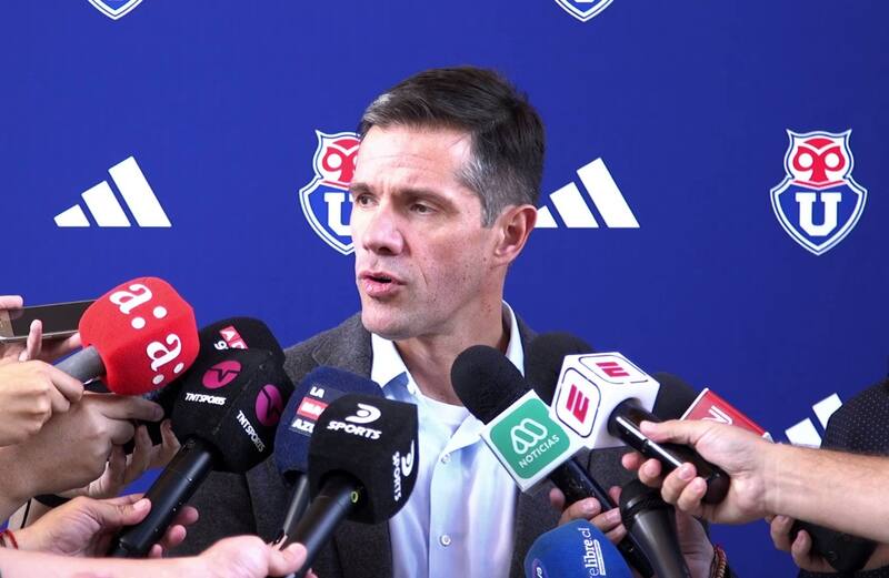 Michael Clark en conferencia de prensa de Universidad de Chile. Foto: Prensa UCH.