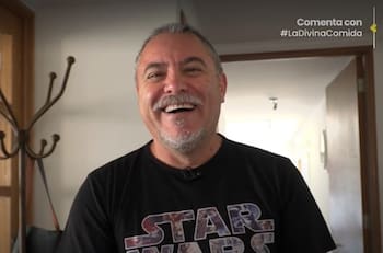 Con cuadros de gatos y un escritorio en el patio: Así es la casa de Fernando Ortiz