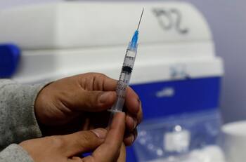 Minsal informó que personas con antecedentes de trombosis no deben recibir AstraZeneca de refuerzo