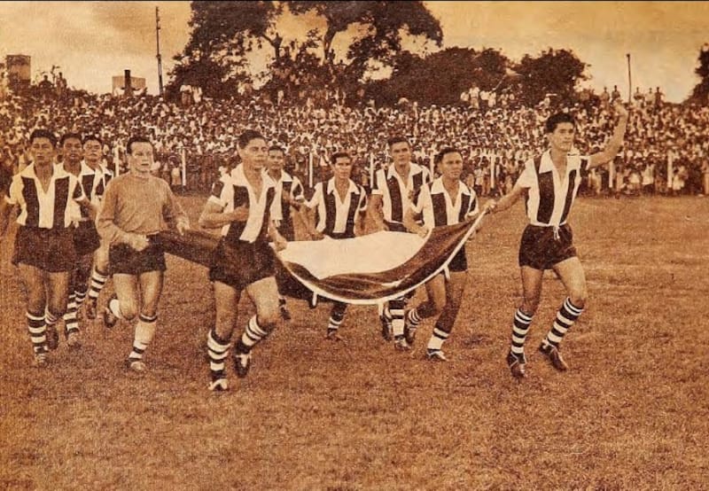 Eliminatorias 1954. Paraguay sale a la cancha de Puerto Sajonia con la bandera de Chile.