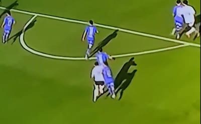 La intervención de Charles Aránguiz que evitó una polémica acción de Esteban Pavez en el Superclásico