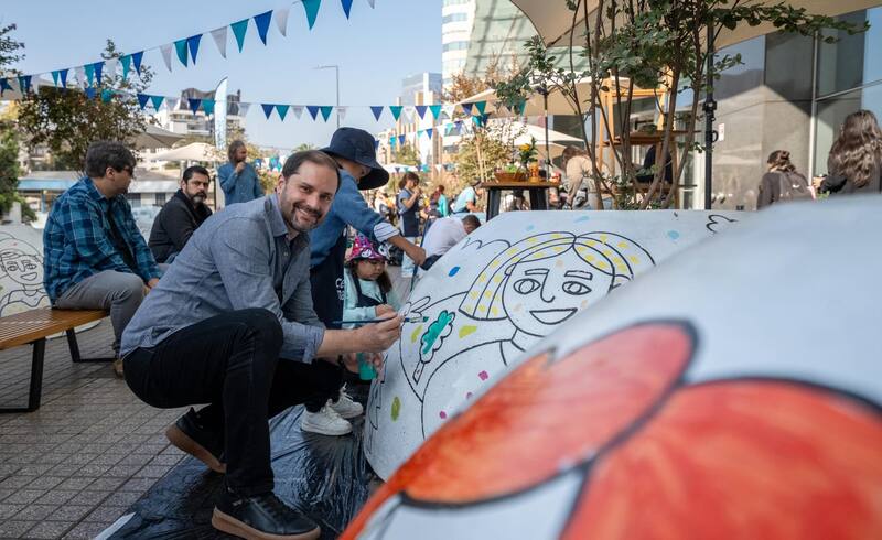 Así quedaron estos bolones ubicados fuera del Costanera Center.