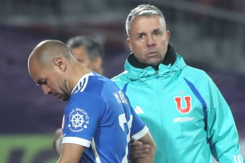 molesto tras un nuevo parón en el Campeonato Nacional. Foto: Agencia Aton