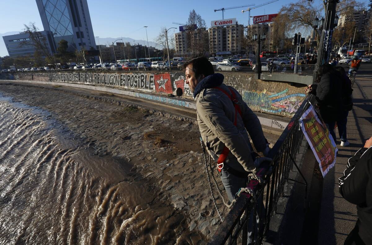 Familiares de presos del estallido social se encadenan a Puente Pío Nono