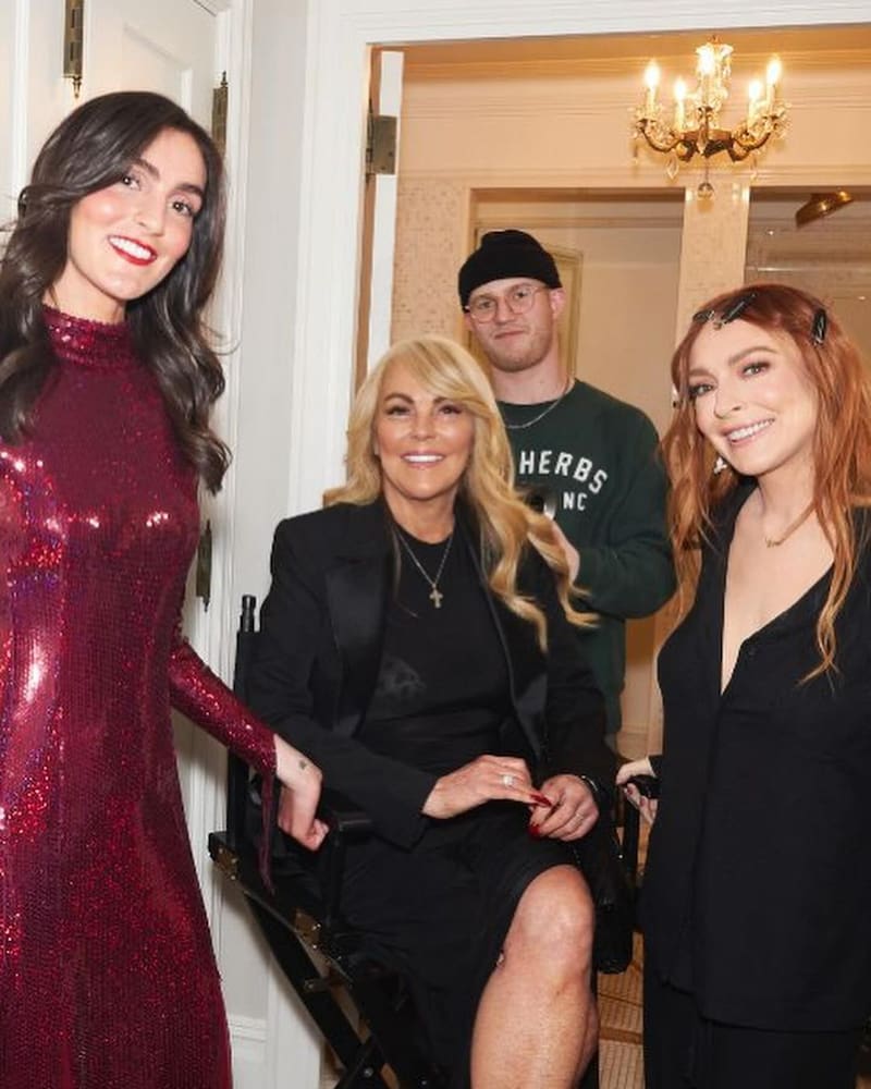 Lindsay Lohan acompañada de su familia en la premiere de su nueva pelicula protagónica, "Irish Wish".