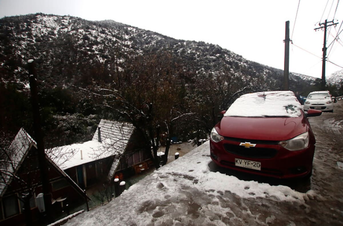 VIDEO | ¡Perfecto para hacer ángeles! Nieve cae en distintos sectores de Santiago