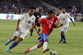 La Roja fue superior y venció a El Salvador con un gol en el sexto minuto de descuento