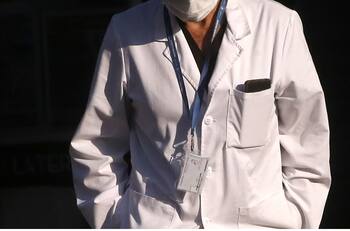 Joven denuncia que su ginecólogo la trató de "desperdicio" por ser lesbiana