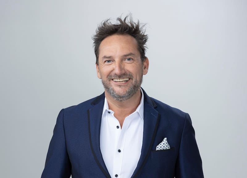 lució su nuevo coche en un video de YouTube.