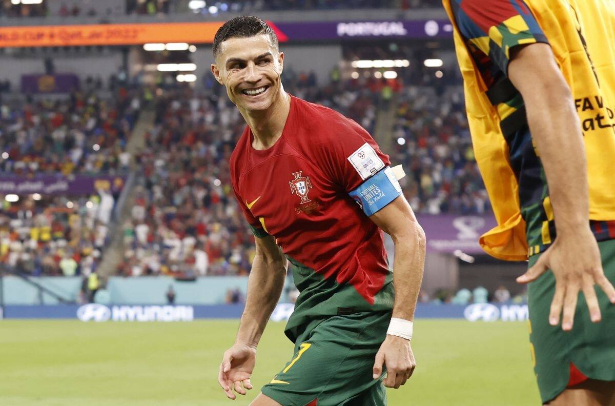 VIDEO | ¿Qué sacó del short? Cristiano Ronaldo se llevó a la boca un misterioso elemento