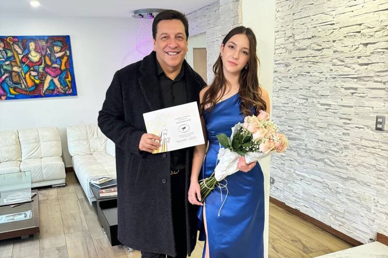 le dedicó tierna dedicatoria a su hija.