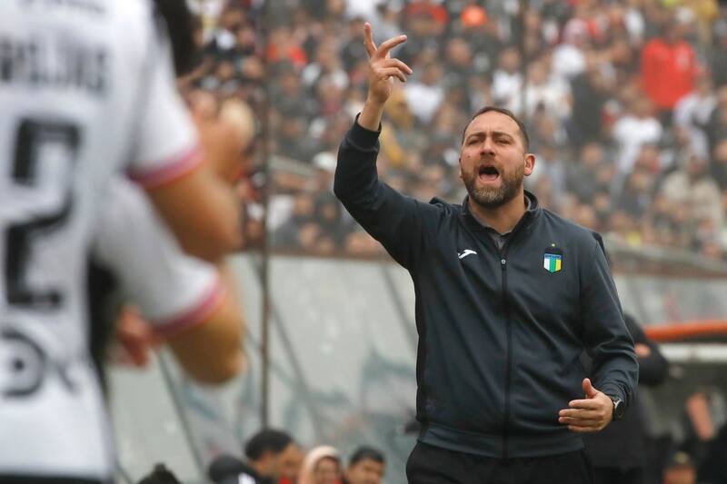 Una victoria por 5-1 sobre Colo Colo fue el resultado más notorio que tuvo el DT argentino en su paso por el fútbol chileno. Foto: Agencia Aton.