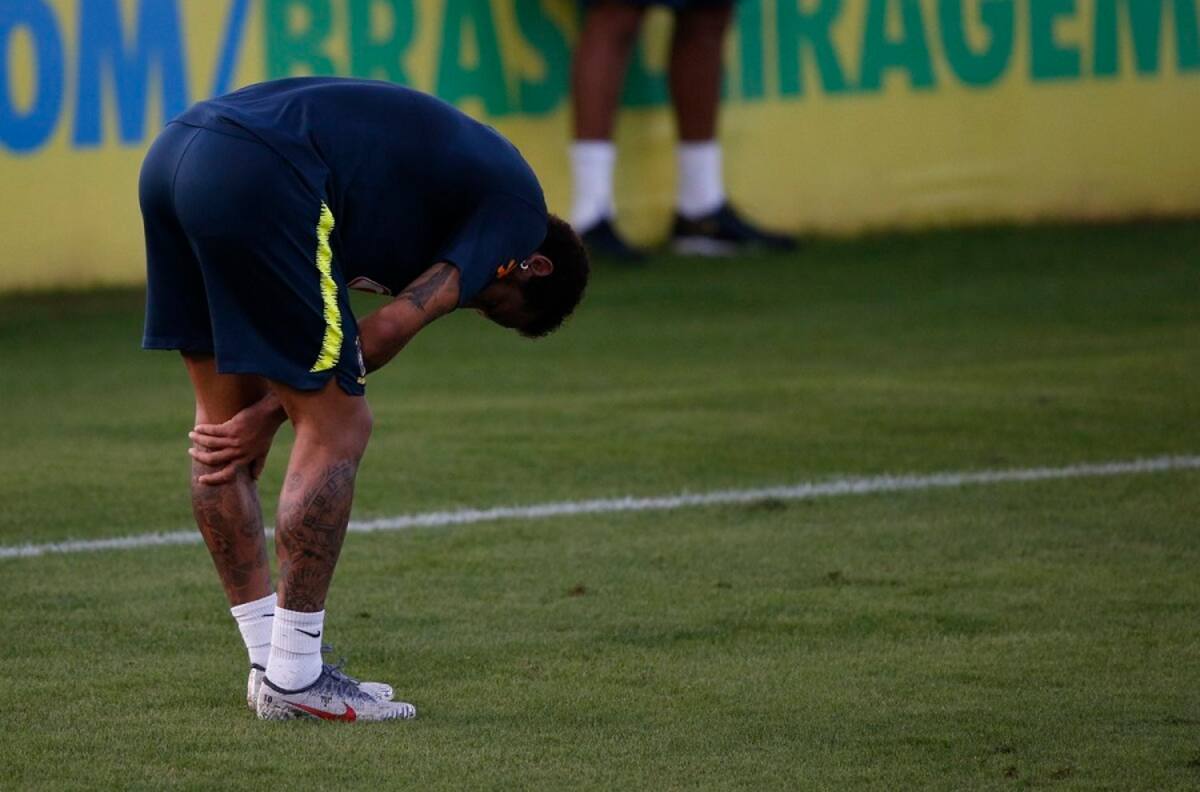 Neymar enciende las alarmas en Brasil tras abandonar la práctica por un golpe en su rodilla