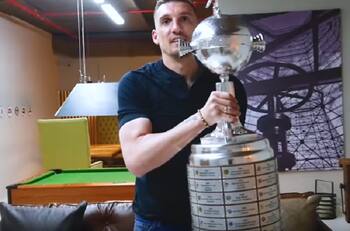 Franco Armani posó con la Copa Libertadores para video musical