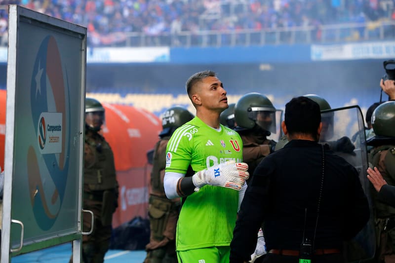 Cristóbal Campos mirando hacia una de las tribunas del Ester Roa de Concepción donde se desarrollaron parte de los incidentes. Foto: Aton.