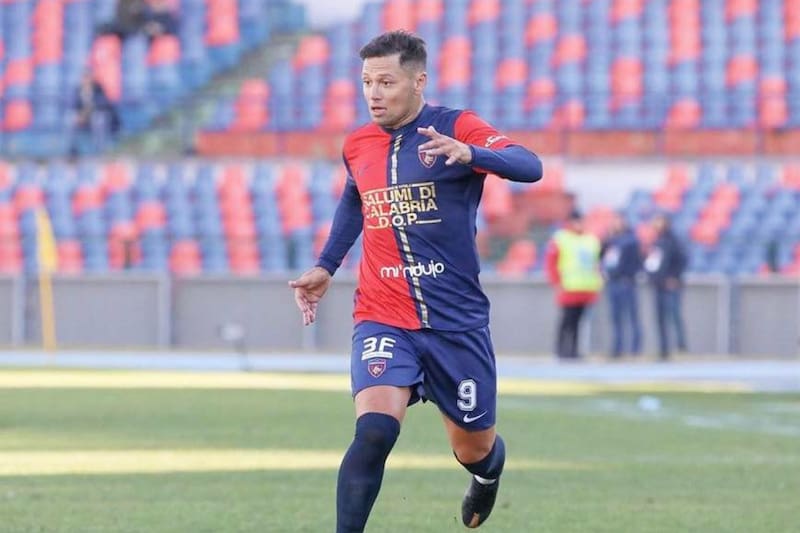 El delantero argentino-chileno en su paso por Europa.