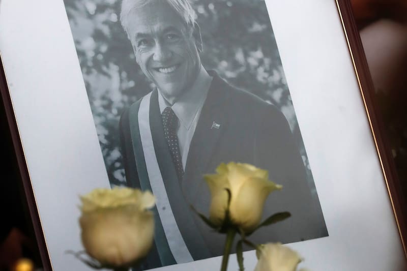 Imagen dispuesto a un costado de su féretro en el excongreso.