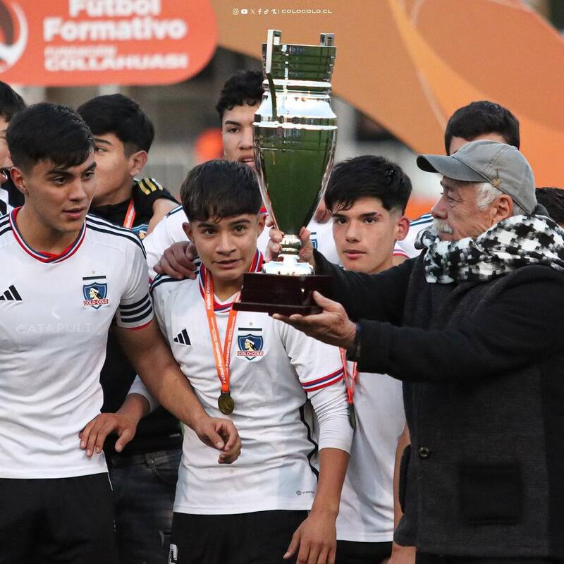 Carlos Cazsely entregó el trofeo a la categoría Sub-16 de Colo Colo. Foto: Colo Colo.