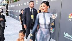 Con elegante vestido blanco: Stormi, la pequeña hija de Kylie Jenner y Travis Scott, se robó las miradas en la alfombra roja de los Billboard Music Awards 2022