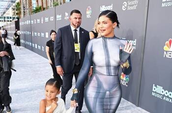 Con elegante vestido blanco: Stormi, la pequeña hija de Kylie Jenner y Travis Scott, se robó las miradas en la alfombra roja de los Billboard Music Awards 2022