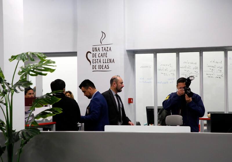 La Brigada de Delitos Económicos y la Fiscalía allanando dependencias de la Gobernación del Bio Bio.