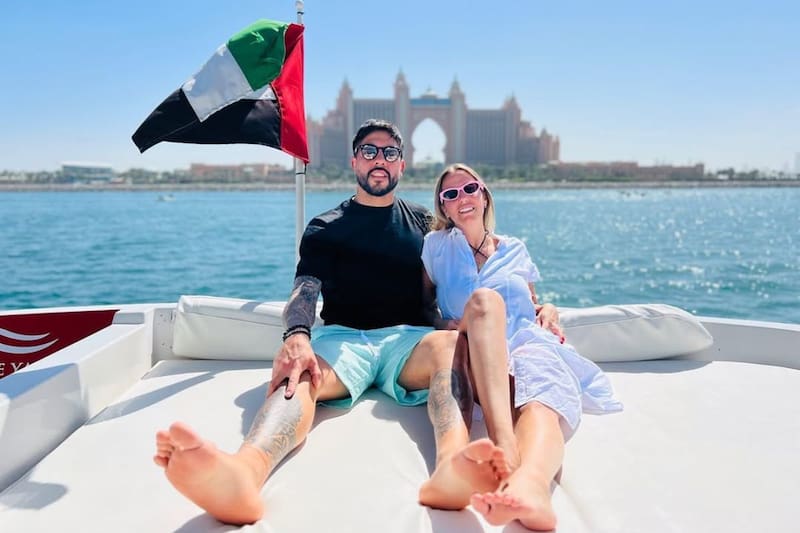El defensor uruguayo, junto a su esposa, paseando en Emiratos Árabes Unidos. Foto: Instagram Ramón Arias.